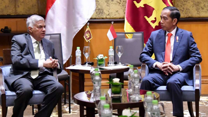 Presiden Joko Widodo dan PM Sri Lanka Ranil Wickremesinghe di Hanoi, Vietnam.