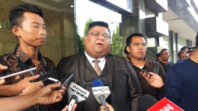 Pengacara Publik LBH Almisbat M Ridwan saat melaporkan politikus PKS