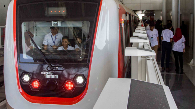 Kereta api ringan atau light rail transit (LRT) diuji coba dengan operasi terbatas di Stasiun Velodrome Rawamangun, Jakarta,
