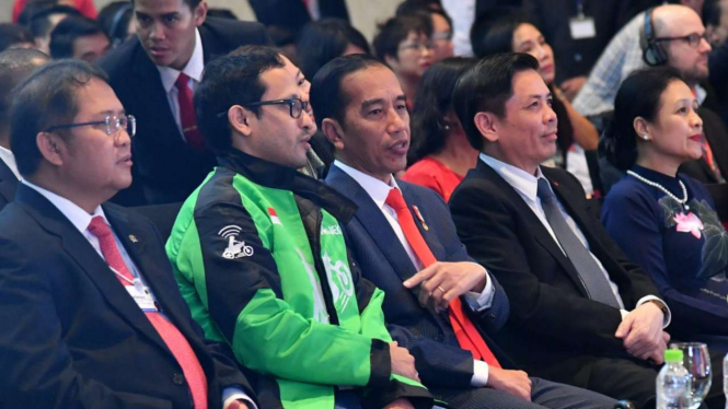 Presiden Joko Widodo dan CEO Go-Jek Nadiem Makarim di Hanoi, Vietnam.