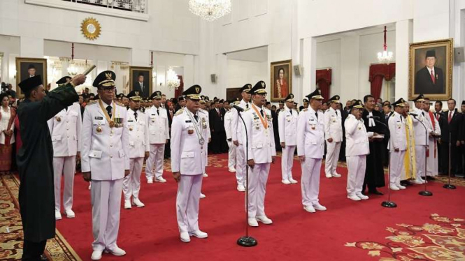 Sembilan pasang gubernur dan wakil gubernur terpilih dilantik di Istana Negara Jakarta beberapa waktu lalu.