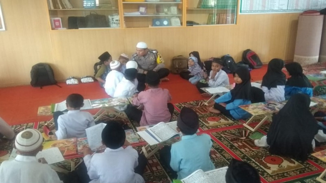 Bripka Syaiful Hendra sedang mengajar santri tahfiz Alquran