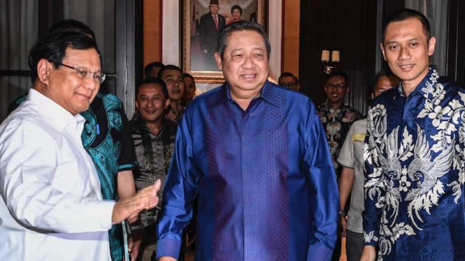 Ketua Umum Partai Demokrat Susilo Bambang Yudhoyono (tengah) saat menerima kunjungan Ketua Umum Partai Gerindra Prabowo Subianto.