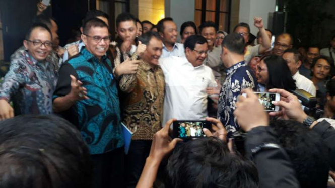 Bakal Calon Presiden berpelukan dengan Waketum Partai Demokrat Andi Arief