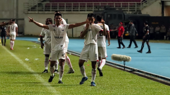 Penyerang sayap Persija, Novri Setiawan mencetak gol ke gawang Borneo FC