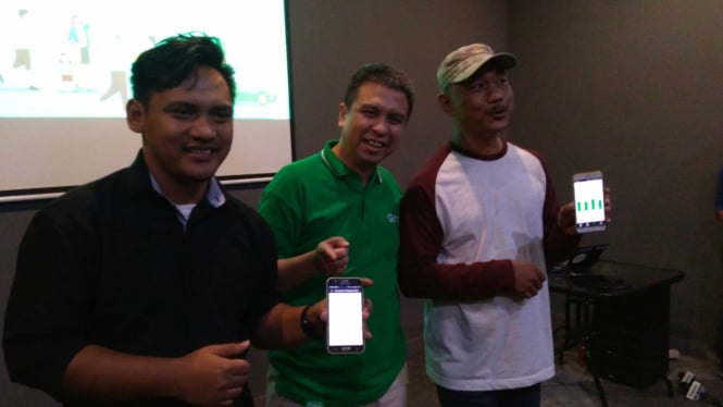 Managing Director Grab Indonesia, Ridzki Kamadibrata (tengah).