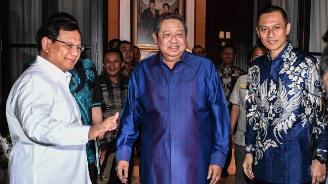 Ketua Umum Partai Demokrat Susilo Bambang Yudhoyono (tengah) didampingi putranya Agus Harimurti Yudhoyono (kanan) menerima kunjungan bakal calon Presiden Prabowo Subianto (kiri) di kediamannya di Kuningan, Jakarta.