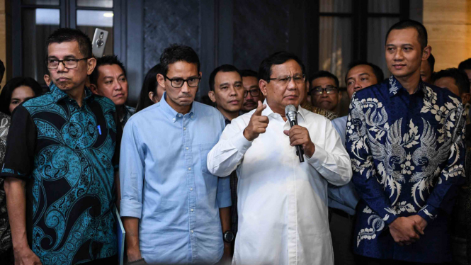 Pasangan bakal calon Presiden dan Wakil Presiden Prabowo Subianto (kedua kanan) - Sandiaga Uno (kedua kiri) bersama Komandan Satuan Tugas Bersama Partai Demokrat Agus Harimuri Yudhoyono (kanan) dan Sekjen Partai Demokrat Hinca Panjaitan (kiri) memberikan 