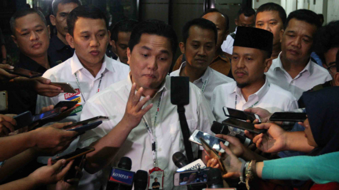 Ketua Tim Kampanye Nasional Koalisi Indonesia Kerja (TKN KIK) Erick Thohir (tengah) menyampaikan keterangan kepada wartawan usai memimpin rapat perdana bersama TKN KIK di Jakarta