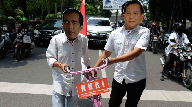 Topeng bergambar Bakal Calon Presiden Joko Widodo dan Prabowo Subianto di Medan