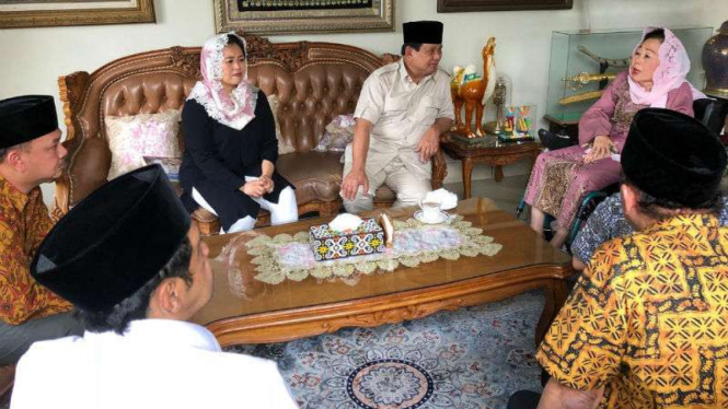 Prabowo berbincang dengan Yenny Wahid dan Istri Gus Dur Sinta Nuriyah Wahid. 