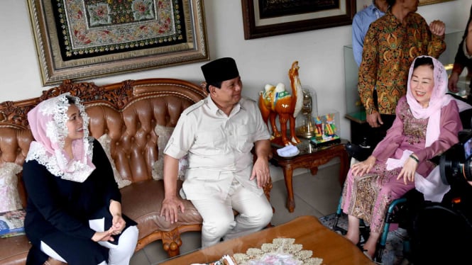 Bakal Calon Presiden Prabowo Subianto (tengah) berbincang dengan Istri almarhum Gus Dur, Sinta Nuriyah Wahid (kanan) dan anaknya Yenny Wadid (kiri) saat berkunjung ke rumah keluarga Gus Dur di Ciganjur, Jakarta