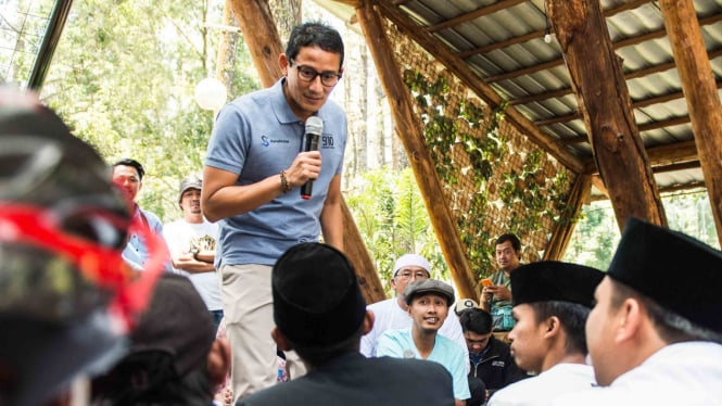 Bakal Calon Wakil Presiden Sandiaga Uno berdialog dengan sejumlah komunitas dan pengusaha muda di Lembang, Kabupaten Bandung Barat, Jawa Barat.