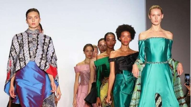 Busana Karya Coreta El Kapoyos di New York Fashion Week