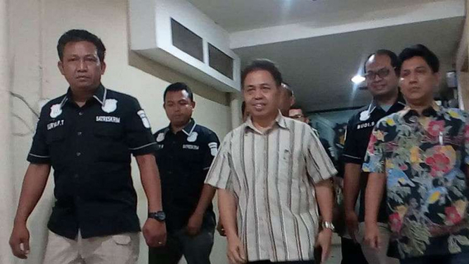Mantan Wali Kota Depok Nur Mahmudi usai diperiksa polisi Kamis malam