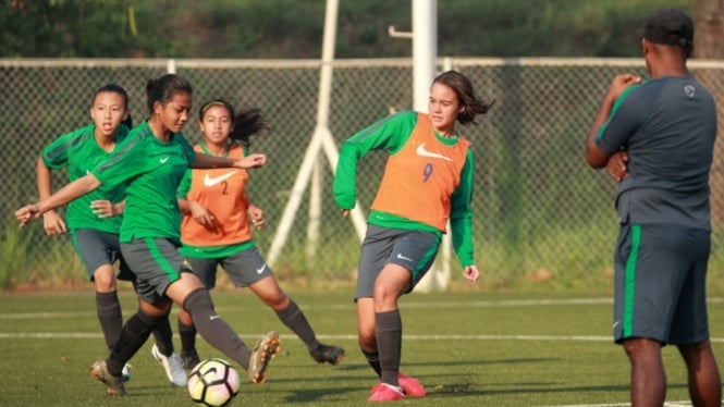 Pemain Timnas wanita Indonesia U-16 saat latihan