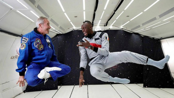 Usain Bolt (kanan) berlari di zona gravitasi nol