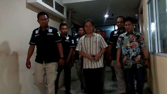 Mantan wali kota Depok, Nur Mahmudi Ismail, usai diperiksa sebagai tersangka korupsi oleh polisi selama lebih 15 jam sejak Kamis pagi hingga tengah malam, 13 September 2018.