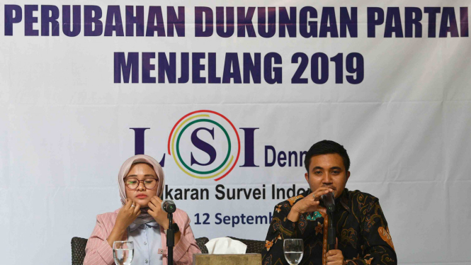 Peneliti LSI Denny JA, Adjie Alfaraby (kanan) didampingi moderator Fitri Hari menyampaikan hasil survei tentang Berubahnya Dukungan Partai Politik Menjelang 2019 di Jakarta