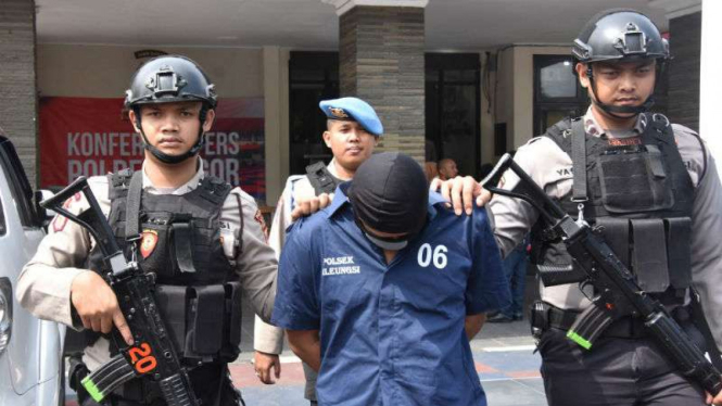 Polisi merilis penangkapan seorang tersangka pembunuhan kekasih sesama jenisnya di Kabupaten Bogor, Jawa Barat, pada Jumat, 14 September 2018.