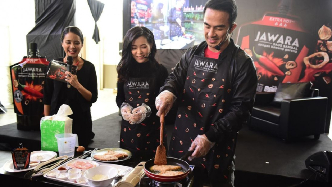 Joe dan Julia Taslim membuat ayam goreng crispy