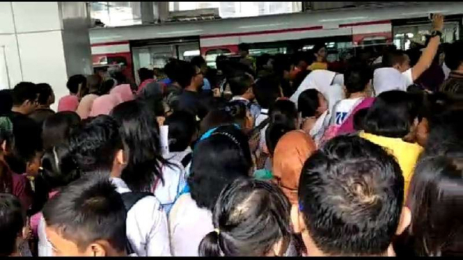 Masyarakat serbu LRT di Stasiun Velodrome Jumat 14 September 2018