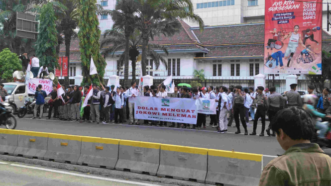 Aksi mahasiswa demo tuntut Jokowi lengser