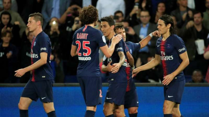 Para pemain Paris Saint-Germain (PSG) merayakan gol Angel Di Maria