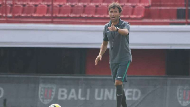 Luis Milla memberikan arahan saat sesi latihan Timnas Indonesia U-23