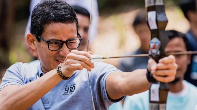 Sandiaga Uno saat membidik panah di Lembang