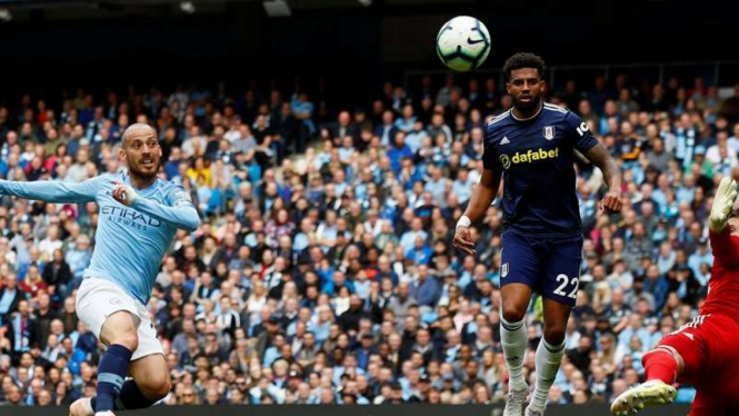 Gelandang Manchester City, David Silva, mencetak gol ke gawang Fulham