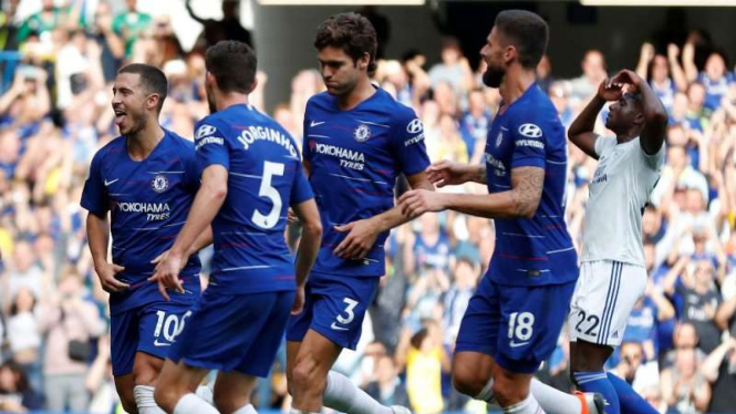 Para pemain Chelsea merayakan gol Eden Hazard (kiri) ke gawang Cardiff City