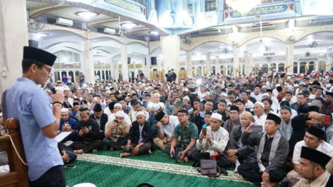 Sandiaga Uno memulai aktifitasnya dengan salat Subuh berjamaah di Medan