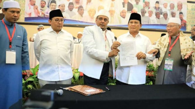 Prabowo Subianto menandatangani pakta integritas dalam Ijtima Ulama II