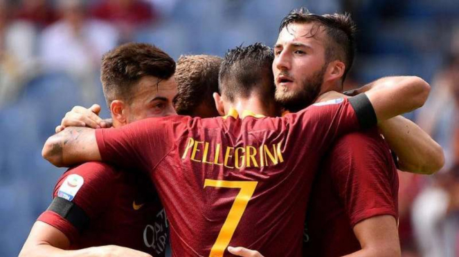 Pemain AS Roma merayakan gol ke gawang Chievo