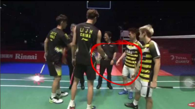 Li terlihat mengulurkan tangan ke Kevin Sanjaya.