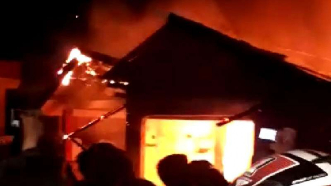 Kebakaran dua kios di Kampung Rajeg Pasar, Rajeg Mulya, Tangerang