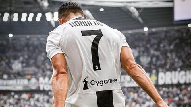 Selebrasi Cristiano Ronaldo cetak gol perdananya di Liga Italia Serie A