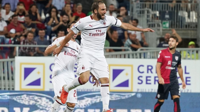 Striker AC Milan, Gonzalo Higuain saat melawan Cagliari