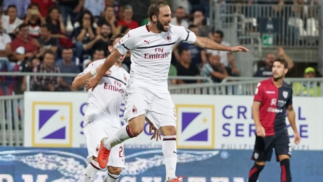 Striker AC Milan, Gonzalo Higuain saat melawan Cagliari