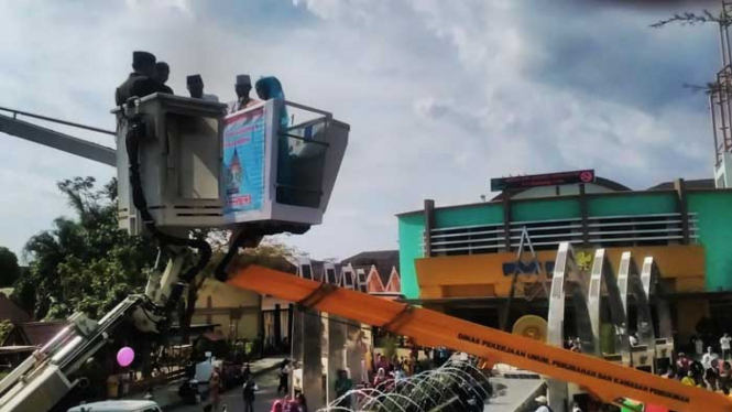 Nikah di atas crane PJU Pemkot Yogyakarta.