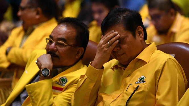 Ketua Umum Partai Golkar Airlangga Hartarto (kanan) didampingi Bendahara Umum Robert Joppy Kardinal menghadiri penutupan lokakarya Kampanye dan Bimbingan Teknis Sistem Dana Kampanye Pemilu 2019 Golkar di Jakarta