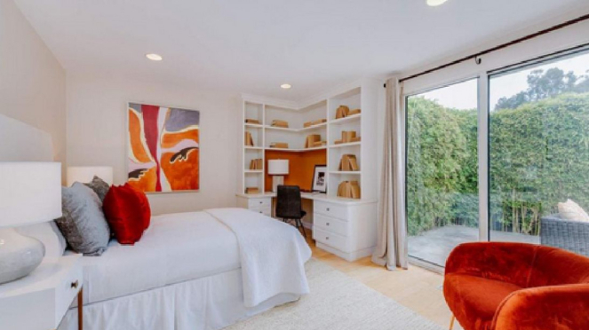 Kamar tidur di bungalow Taylor Swifft di Beverly Hills yang terjual Rp41 miliar