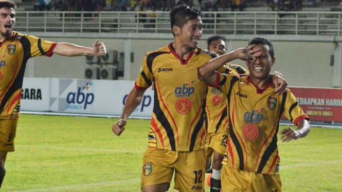 Pemain Mitra Kukar, Hendra Adi Bayauw mencetak gol ke gawang Persipura