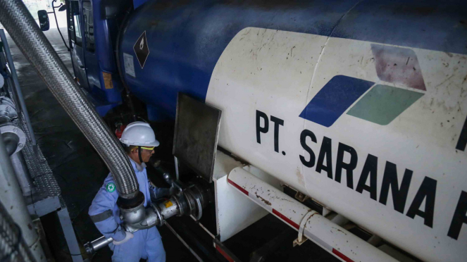 Pekerja melakukan proses pengisian Biodiesel 20 Persen (B20) ke truk tanki di TBBM Kabil, Batam, Kepulauan Riau