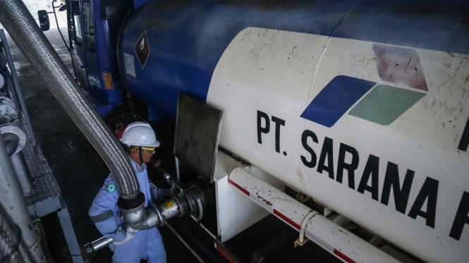 Pekerja melakukan proses pengisian Biodiesel 20 Persen (B20) ke truk tanki di TBBM Kabil, Batam, Kepulauan Riau