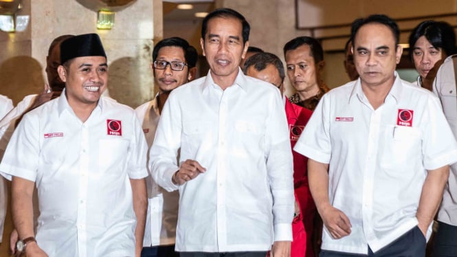 Presiden Joko Widodo (tengah) bersama Ketua Umum DPP Projo Budi Arie Setiadi (kanan) dan Sekjen DPP Projo Handoko (kiri) menghadiri Rakernas IV Projo di Jakarta
