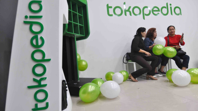 Pengunjung beraktivitas di Tokopedia Center yang telah resmi dibuka di Palu, Sulawesi Tengah