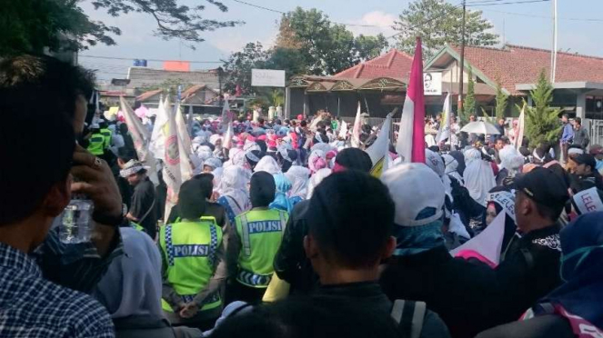 Tujuh Ribu Guru Honorer Garut Mogok Massal, Tumplak di Jalan-jalan