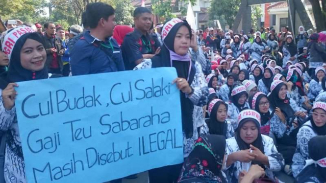 Ribuan guru honorer se-Kabupaten Garut, Jawa Barat, mogok mengajar dan berunjuk rasa di halaman gedung DPRD setempat pada Selasa, 18 September 2018.